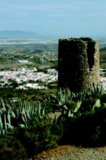 Vista del pueblo a los pies de la torre vig�a