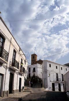 Calle de G&eacute;rgal con el volumen de la iglesia
