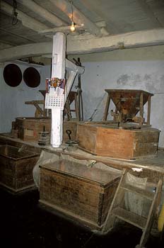 Interior del molino del Partidor, actualmente en funcionamiento