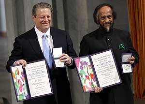 Gore y Pachauri muestran la medalla y el diploma acreditativos del Nobel (Foto: AFP)