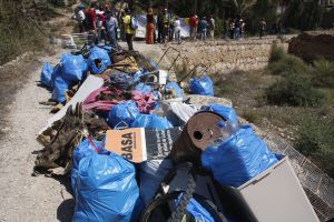 BASURA. Algunas de las bolsas que se llenaron con el trabajo de los ciudadanos. / M. MANZANO