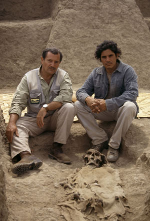Jos� Manuel Novoa y Nacho Alva, junto a una momia inca. (Foto: Explora Films)