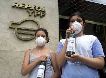 Botellas de agua contaminada por Repsol en Buenos Aires-AP