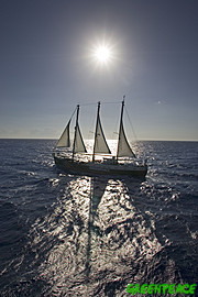 El buque de Greenpeace Rainbow Warrior estar� en el Mediterr�neo durante 3 meses en el tour "En Defensa del Mediterr�neo", realizando acciones de denuncia sobre las amenazas y dentro de la campa�a de Greenpeace que pide la creaci�n de una red a gran escala de reservas marinas para proteger la salud y la productividad del mar Mediterr�neo.