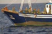 Redero ilegal marroqu� izando un pez luna en el Mar de Albor�n. � OCEANA/Juan Cuetos