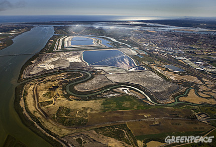 FOTO: Las balsas de fosfoyesos en Huelva ocupan 1.200 ha y albergan m�s de 120 millones de residuos t�xicos y radiactivos.� Greenpeace / Pedro Armestre 