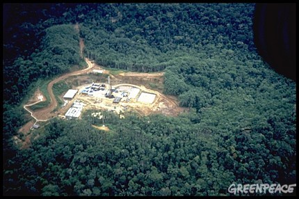 Perforaci�n petrolera en el Parque Nacional Yasun�, Ecuador. � Dean Jeffreys/Greenpeace