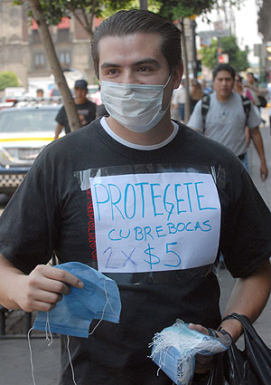 Un vendedor ambulante de mascarillas protectoras, en las calles de M�xico D.F. | Efe