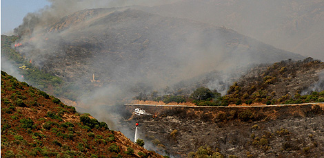 Vista de parte del incendio en Cerde�a. | Efe