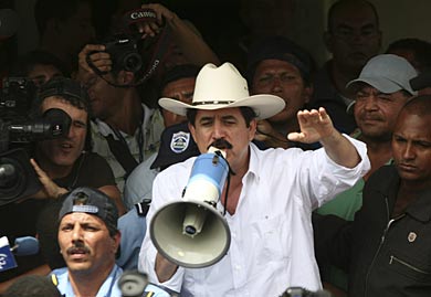 Zelaya en la frontera. | Reuters