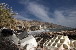Paisaje desolador. Botes de fitosanitarios, insecticidas, productos qu�micos, toneladas de pl�sticos y basura en la playa del Pozuelo, donde los invernaderos llegan al rompeolas. � JAVIER MART�N