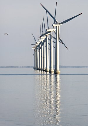 Reino Unido ya cuenta con varios parques e�licos instalados en el mar. :: AP