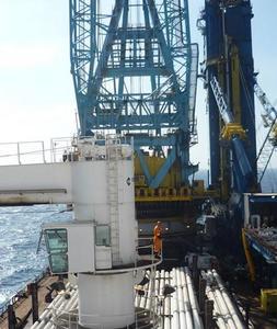 Gigantesca. Vista parcial de las gr�as y de los tubos apilados en el �Saipem 7000�. / J. M. A.