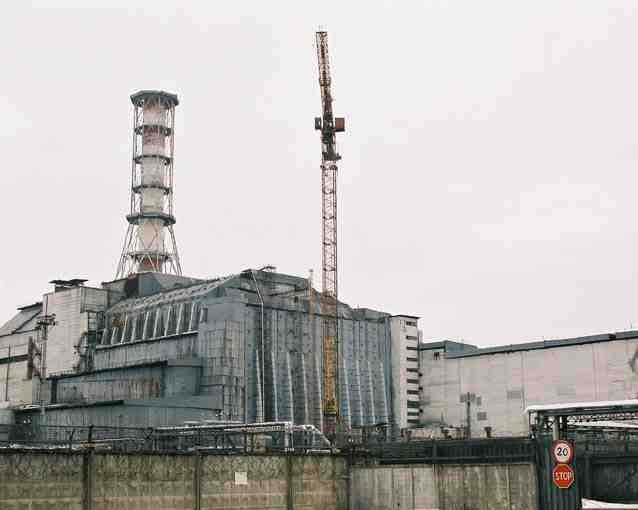 Estructura de hormig�n denominada "sarc�fago", dise�ada para contener el material radiactivo del n�cleo del reactor y que fue dise�ado para una duraci�n de 30 a�os. Foto: Wikipedia