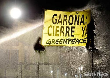 Acci�n de Greenpeace con sesenta activistas en la central nuclear de Garo�a