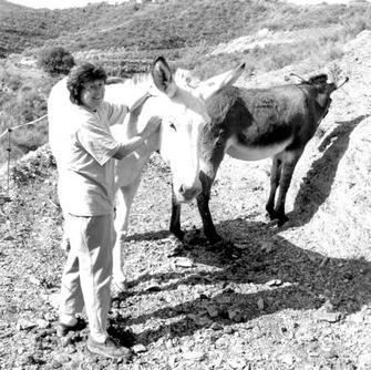 Ingeborg Wiegand sonríe junto a sus dos burros en La Sierra de Cabrera