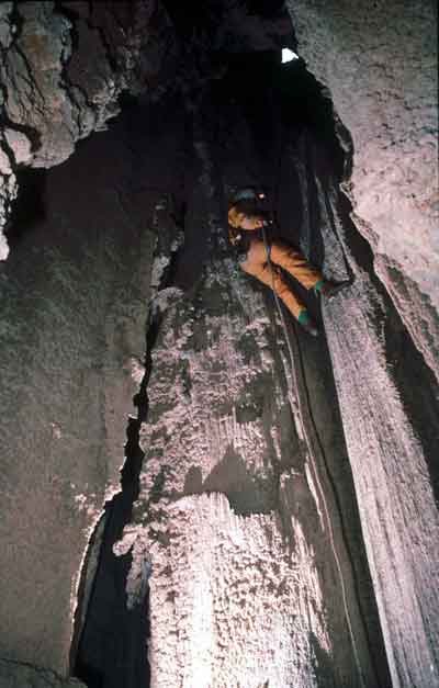 Sima de acceso a la galería fósil del sistema de la Cueva del Agua. © JAGS.
