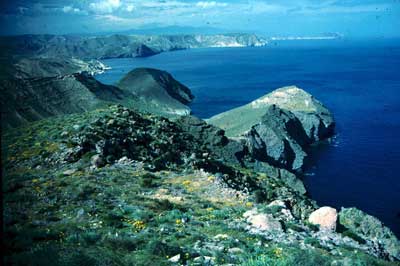Su anfractuosa costa y la falta de agua dulce la han mantenido al margen de la especulaci�n urban�stica. � JJMG.