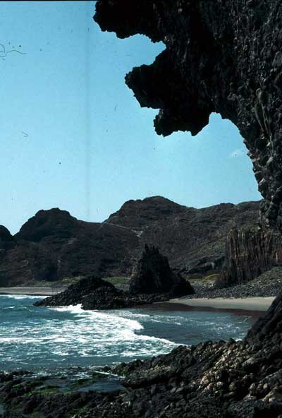 Las peque�as calas de origen volc�nico emergen entre los acantilados costeros. � FJAD.