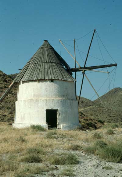 La presen cia de molinos de viento rememora un pasado entregado al cultivo de cereal de secano, que a�n se conserva en algunas zonas. � FJAD.