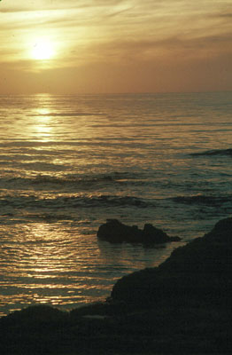 Las islas e islotes almerienses son desconocidos por la mayor�a de la poblaci�n. Atardecer desde Albor�n. � FJAD.