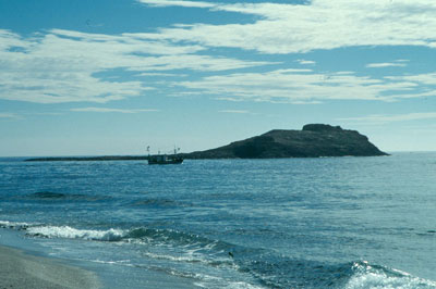 Isla de San Andr�s frente a la localidad de Carboneras. � JJMG.