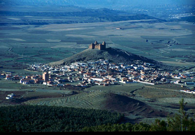 La Calahorra vista desde la bajada del Puerto de la Ragua. � JJMG.