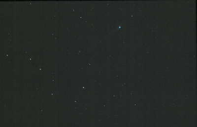 La mayor parte de los cometas como el Hyakutake (arriba a la dcha.) son descubiertos por astr�nomos no profesionales. � APR.