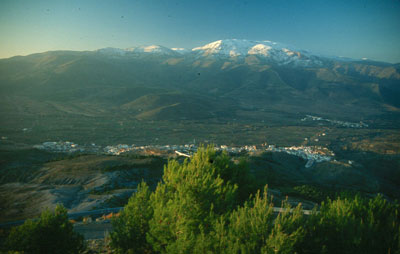 Panor�mica de la umbr�a de Sierra de G�dor desde Sierra Nevada. � JJMG. 