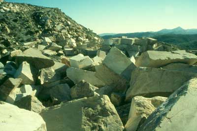 El desarrollo de industrias para la transformaci�n de piedras ornamentales no limita a las canteras locales el futuro del sector. � JJMG.