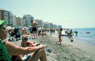 El turismo de sol y playa es un producto obsoleto, aunque constituye la segunda fuente de ingresos a nivel provincial. � APR.