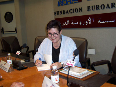 Julia Guerra, firmando ejemplares de su obra en la fundaci�n Euro�rabe.