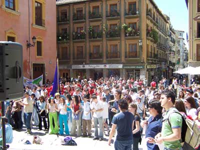  Visi�n parcial de los j�venes a la entrada