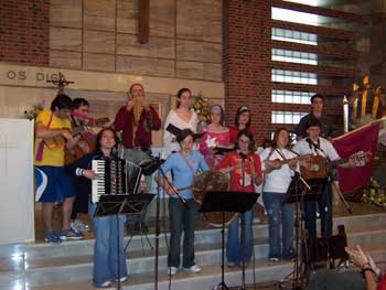Grupo de m�sica de Villablino en plena actuaci�n en Granada