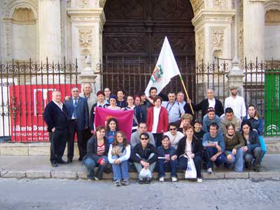 Representantes de Villablino en la puerta del Perd�n de la Catedral de Granada antes de su actuaci�n